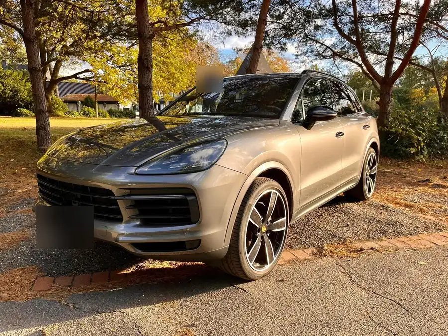 SUV in Frontansicht auf einem Parkplatz